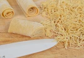 How to cook homemade noodles with eggs?