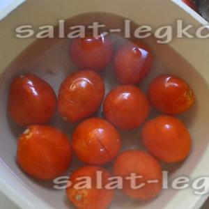 Sallatë dimërore me domate dhe borzilok
