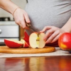 Jabuke tijekom trudnoće: koristi i štete, pravila potrošnje