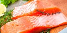 Růžový losos: příznivé vlastnosti, kontraindikace, výhody a škody