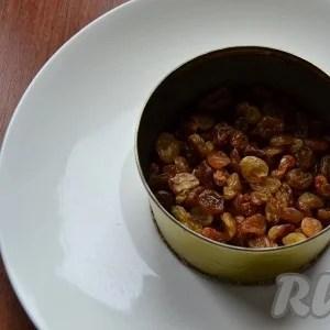 Beet salad with raisins, nuts and garlic Beet salad raisins and nuts