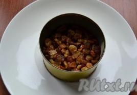 Beet salad with raisins, nuts and garlic Beet salad raisins and nuts
